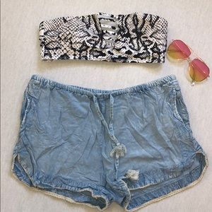 Comfy faux demin short.